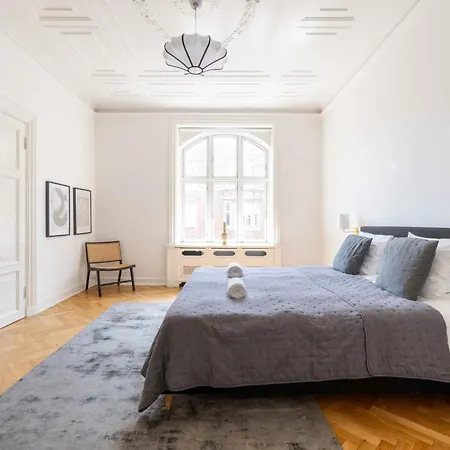 Large Apartment In Central Copenhagen By Tivoli Gardens-2